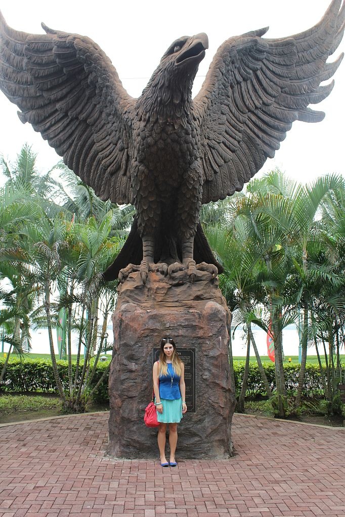 große adler figur aus stein