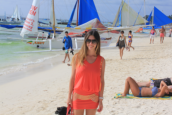 hübsche frau am strand